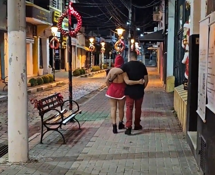 Casal Grava Vídeo De Sexo Em Decoração De Natal De Praça No Interior De Sp 7140