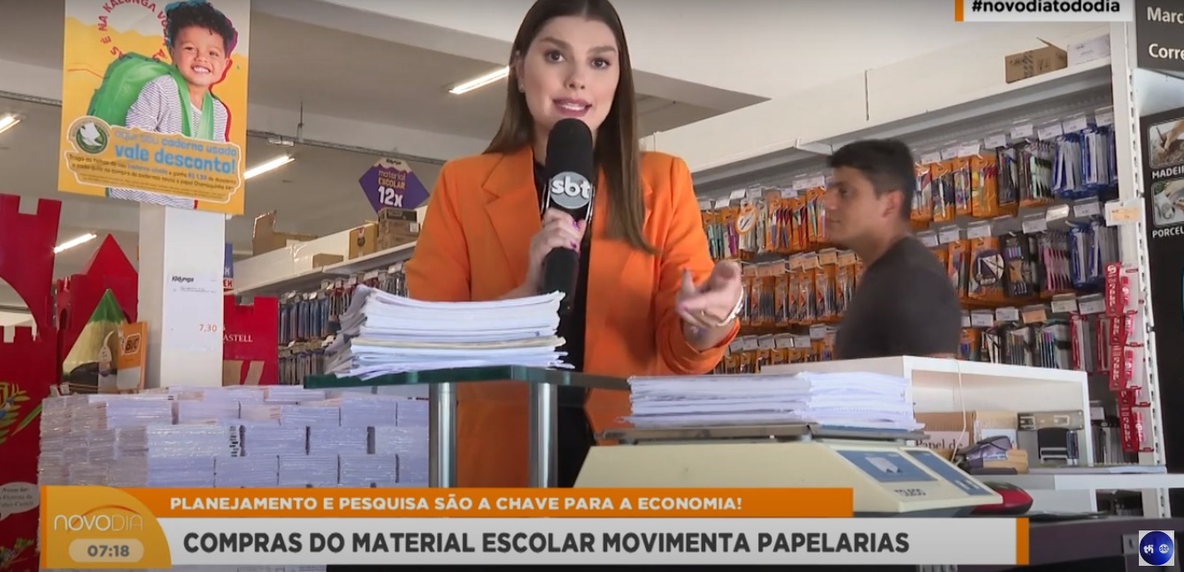 Todo começo de ano, o cenário das papelarias se repete: lojas movimentadas pela procura de material escolar. Existem comércios, inclusive, que aumentam a competividade ao oferecer descontos especiais.