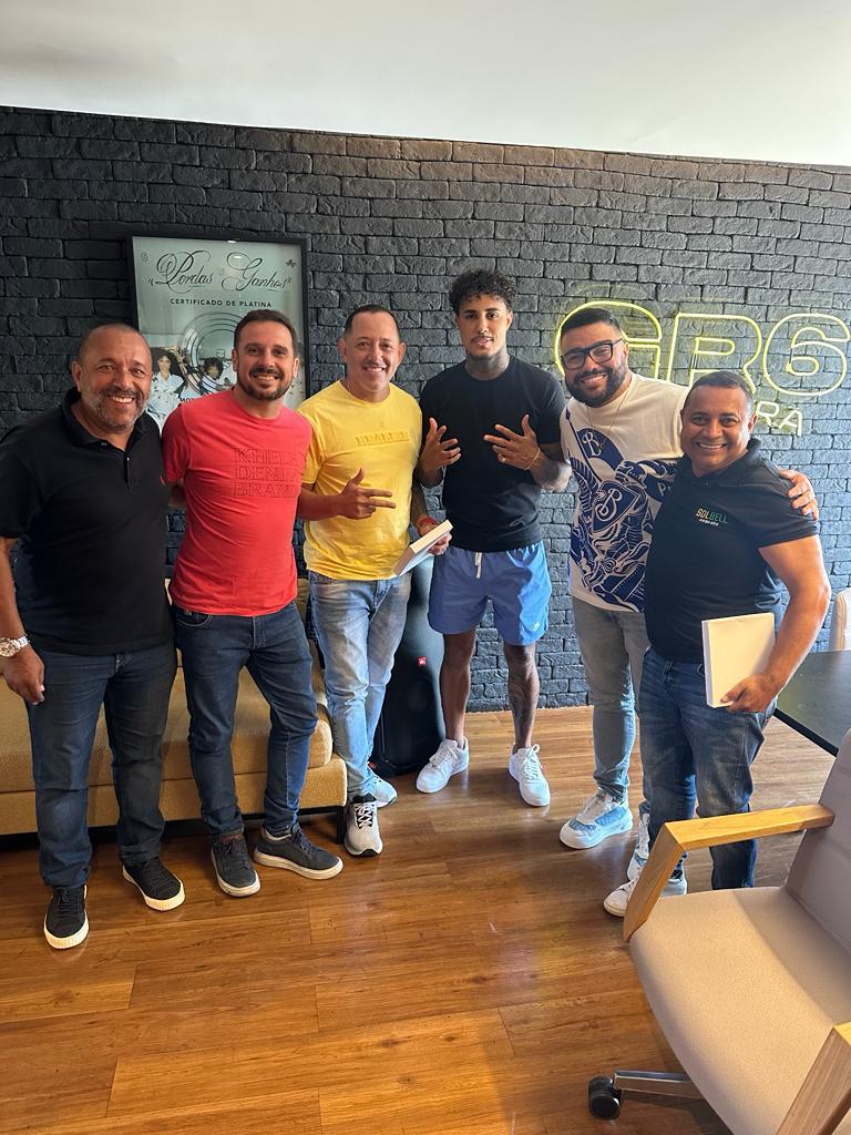 WhatsApp Image 2024-01-17 at 00.45.17 (1) MC Livinho em uma das reuniões com dirigentes do Independente de Limeira.