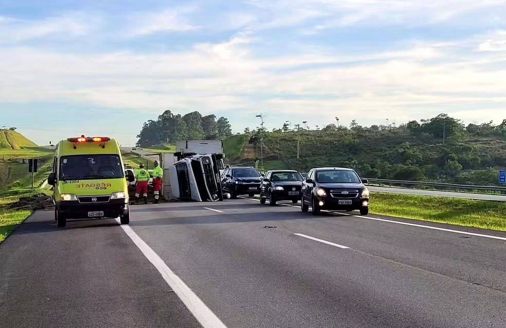 caminhão tomba na carvalho pinto sjc