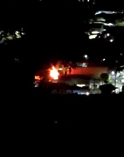 Casa pega fogo em Caraguatatuba Casa pega fogo em Caraguatatuba