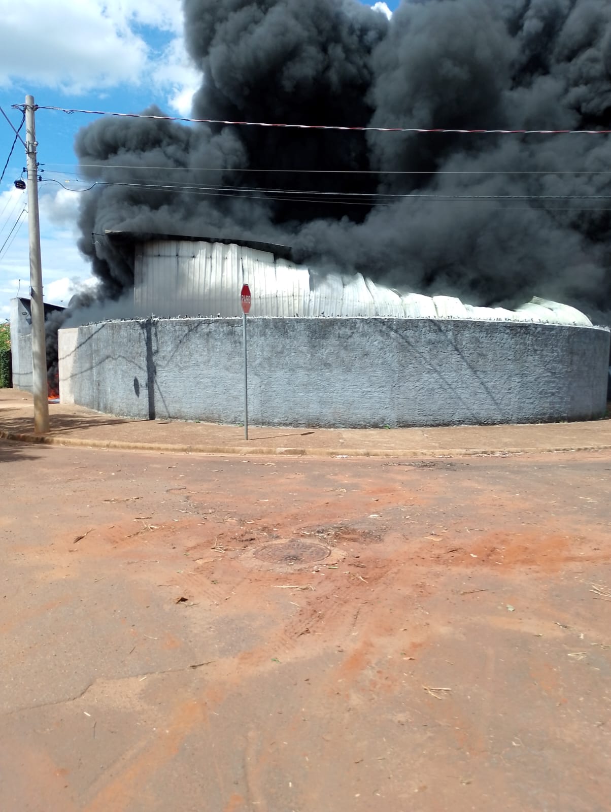 Galpão de isopor é atingido por incêndio