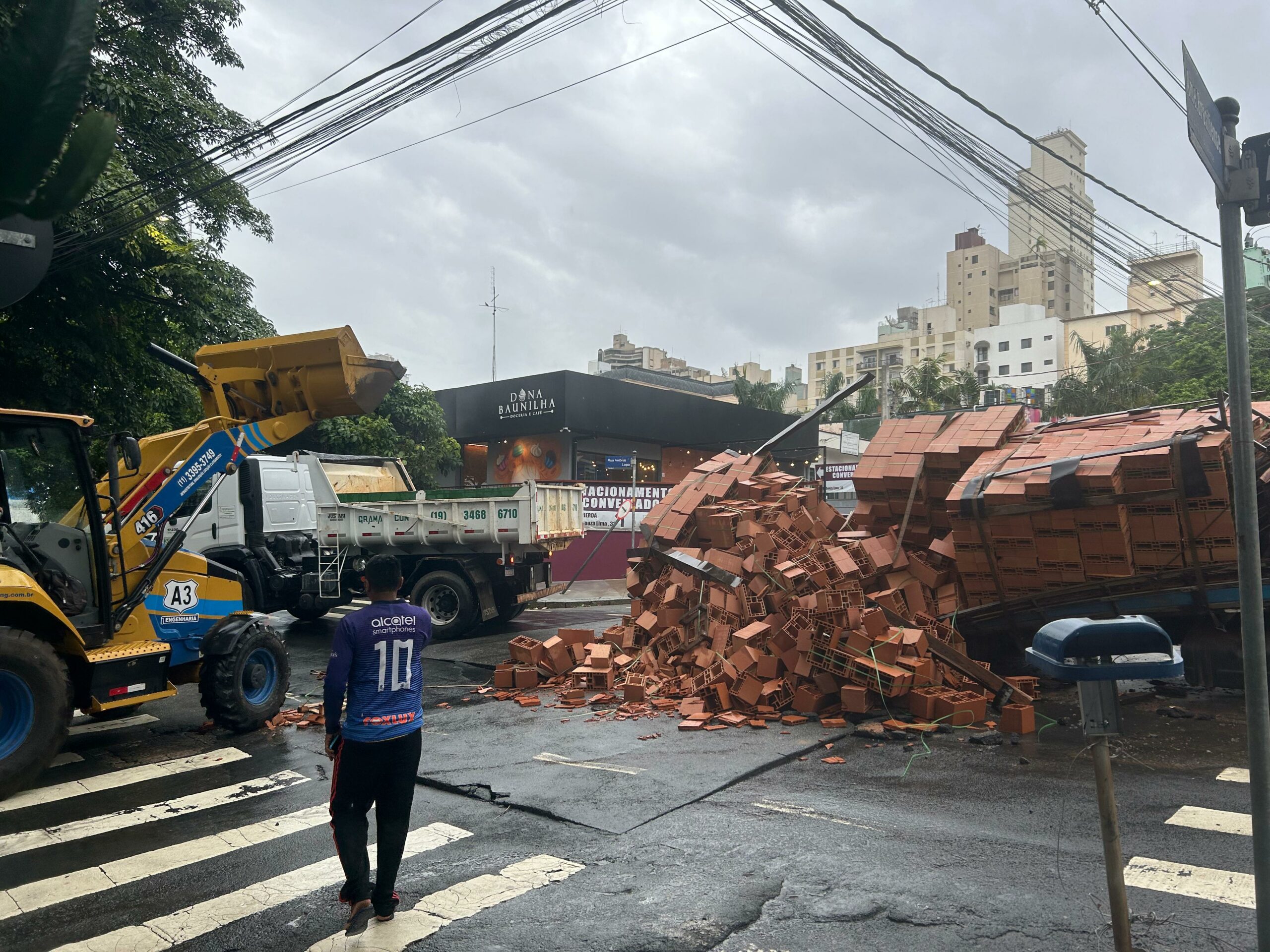 Asfalto cede e caminhão carregado caí em buraco no Cambuí Asfalto cede e caminhão carregado caí em buraco no Cambuí