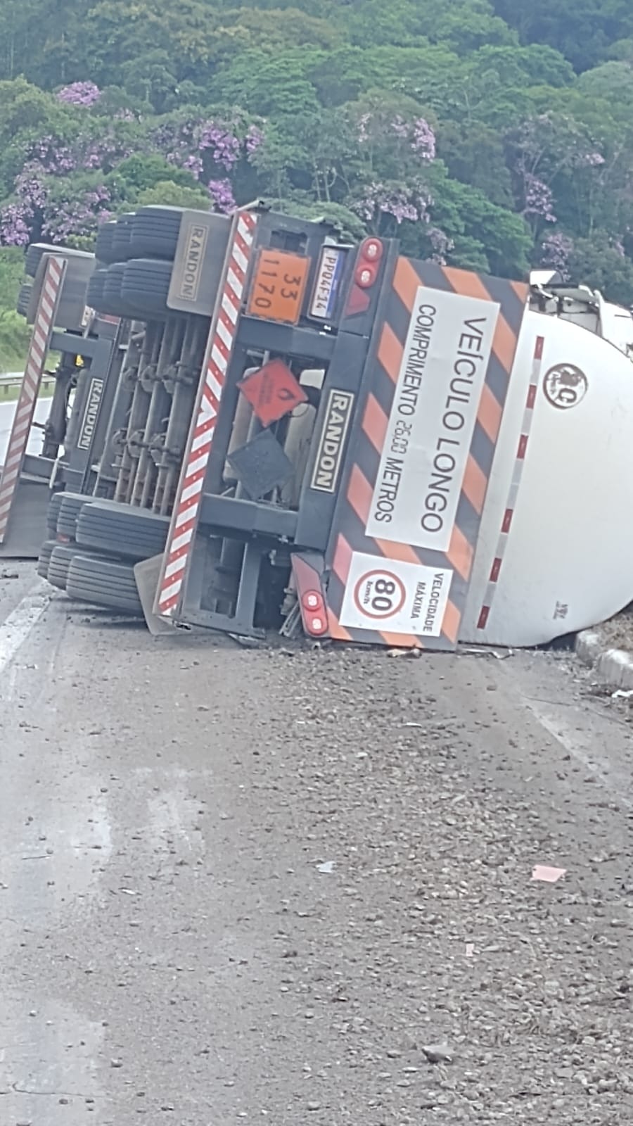 caminhão com etanol tomba em igaratá caminhão com etanol tomba em igaratá