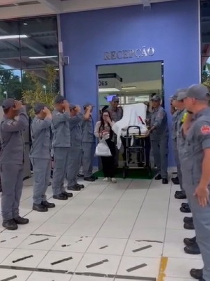 Bombeiro é recebido por colegas em saída de hospital após 74 dias internado Bombeiro é recebido por colegas em saída de hospital após 74 dias internado