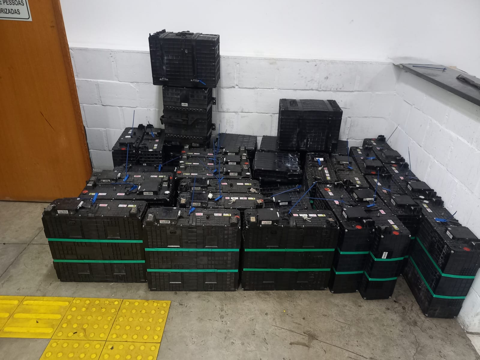 Guarda Municipal apreende baterias de ônibus elétrico avaliadas em R$ 24 mil Guarda Municipal apreende baterias de ônibus elétrico avaliadas em R$ 24 mil