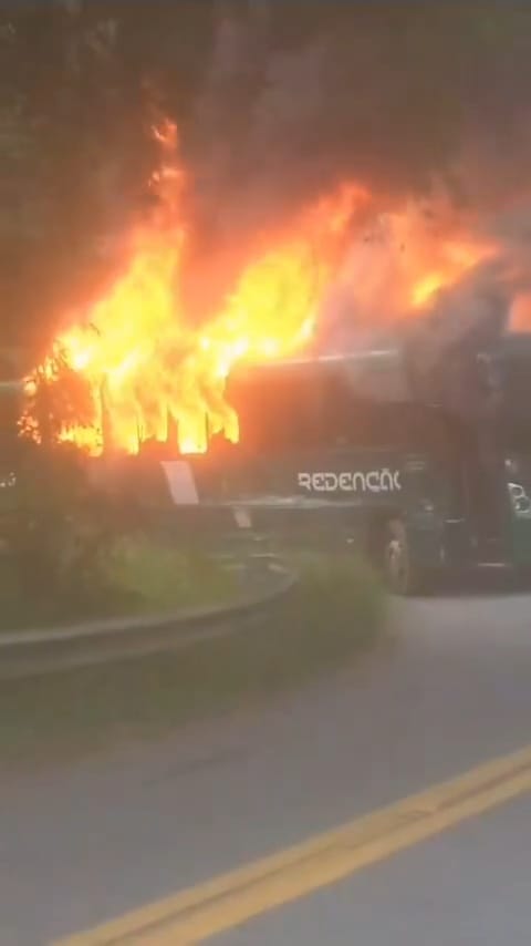 Ônibus furtado pega fogo durante fuga no interior de SP