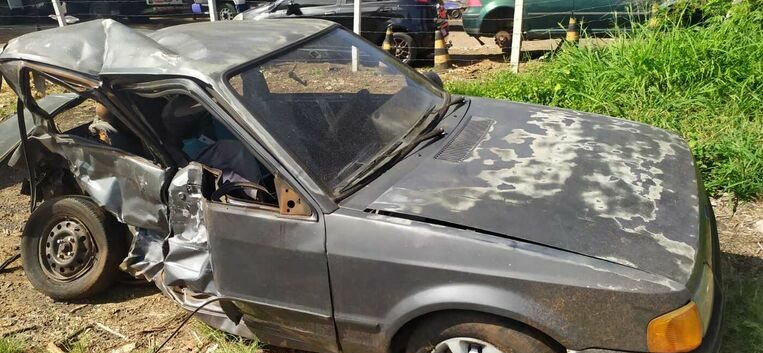 Colisão fontal de carro e caminhonete provoca morte de um jovem de 22 anos