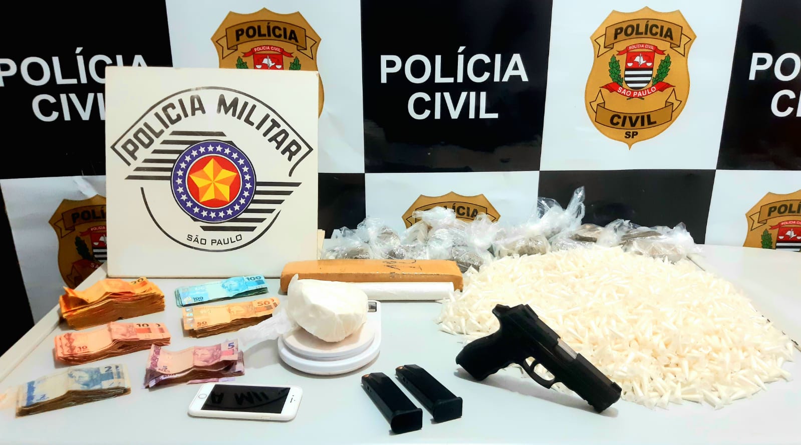 Ação policial encontra 7 quilos de drogas, revólver e munição