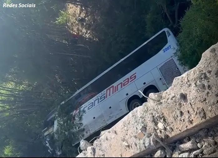 Ônibus com destino à Piracicaba cai de ponte e deixa seis mortos