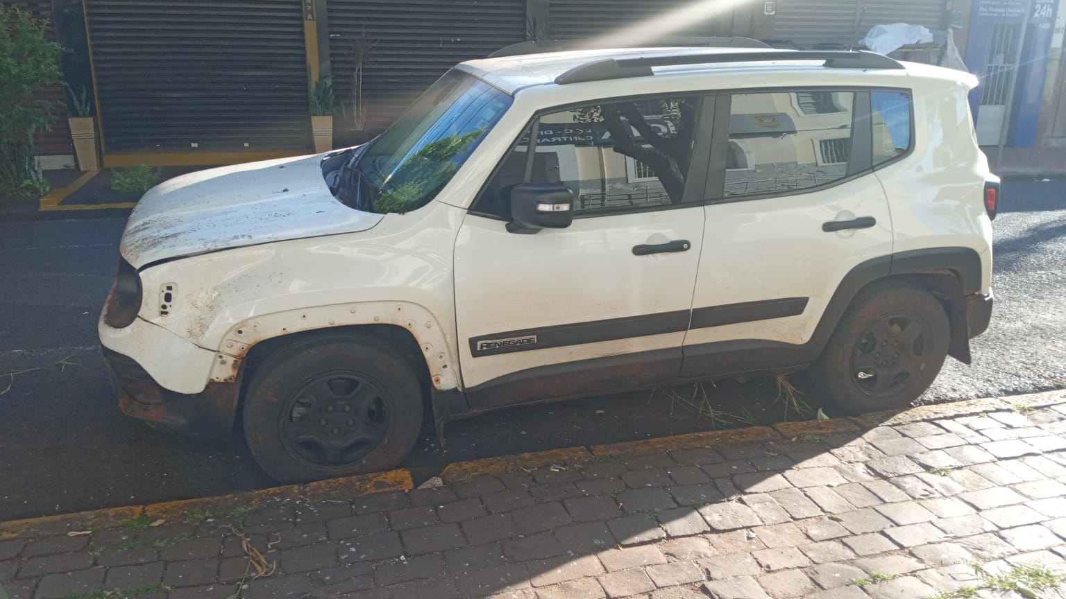 Homem tem carro roubado e é agredido depois de encontro com adolescentes