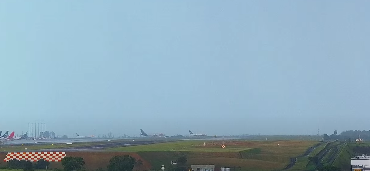 Aeroporto de Viracopos tem pousos transferidos devido o temporal em Campinas Aeroporto de Viracopos tem pousos transferidos devido o temporal em Campinas
