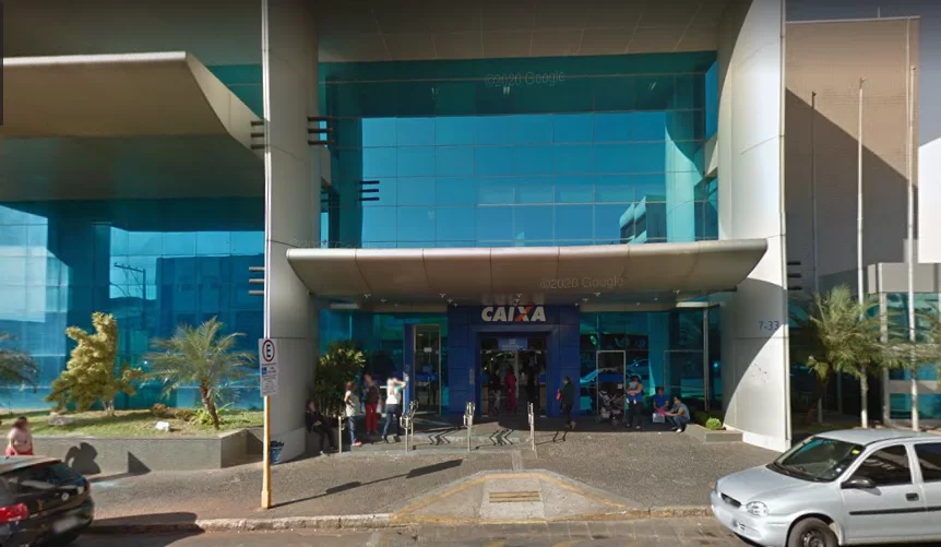 Ação cinematográfica de um homem e uma mulher no assalto a uma agência da Caixa Econômica Federal