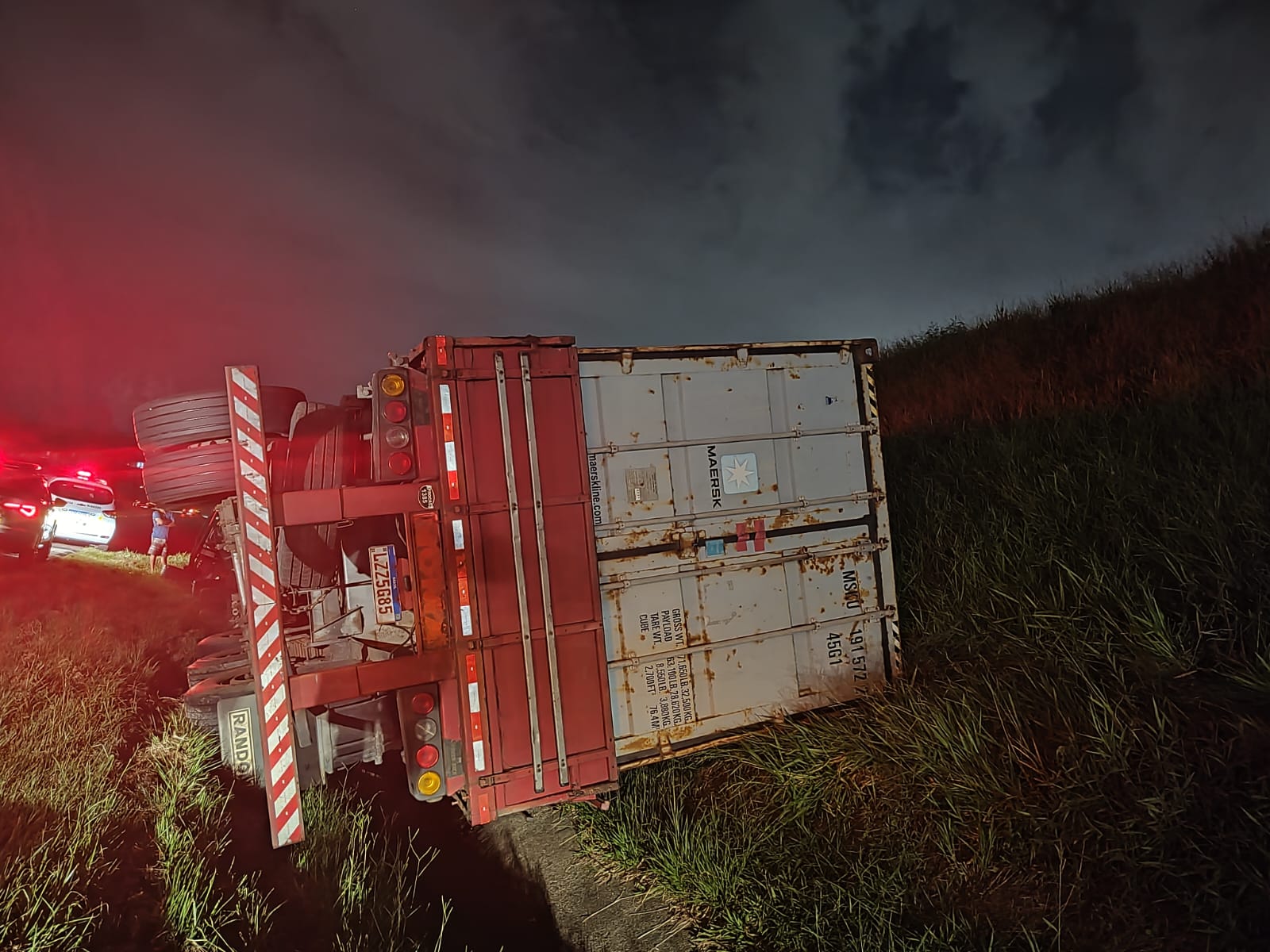 Caminhão carregado de produtos de utilidades domésticas tomba na Bandeirantes Caminhão carregado de produtos de utilidades domésticas tomba na Bandeirantes