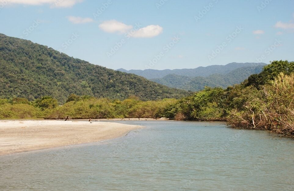 Litoral Norte tem 13 praias impróprias para banho, aponta Cetesb