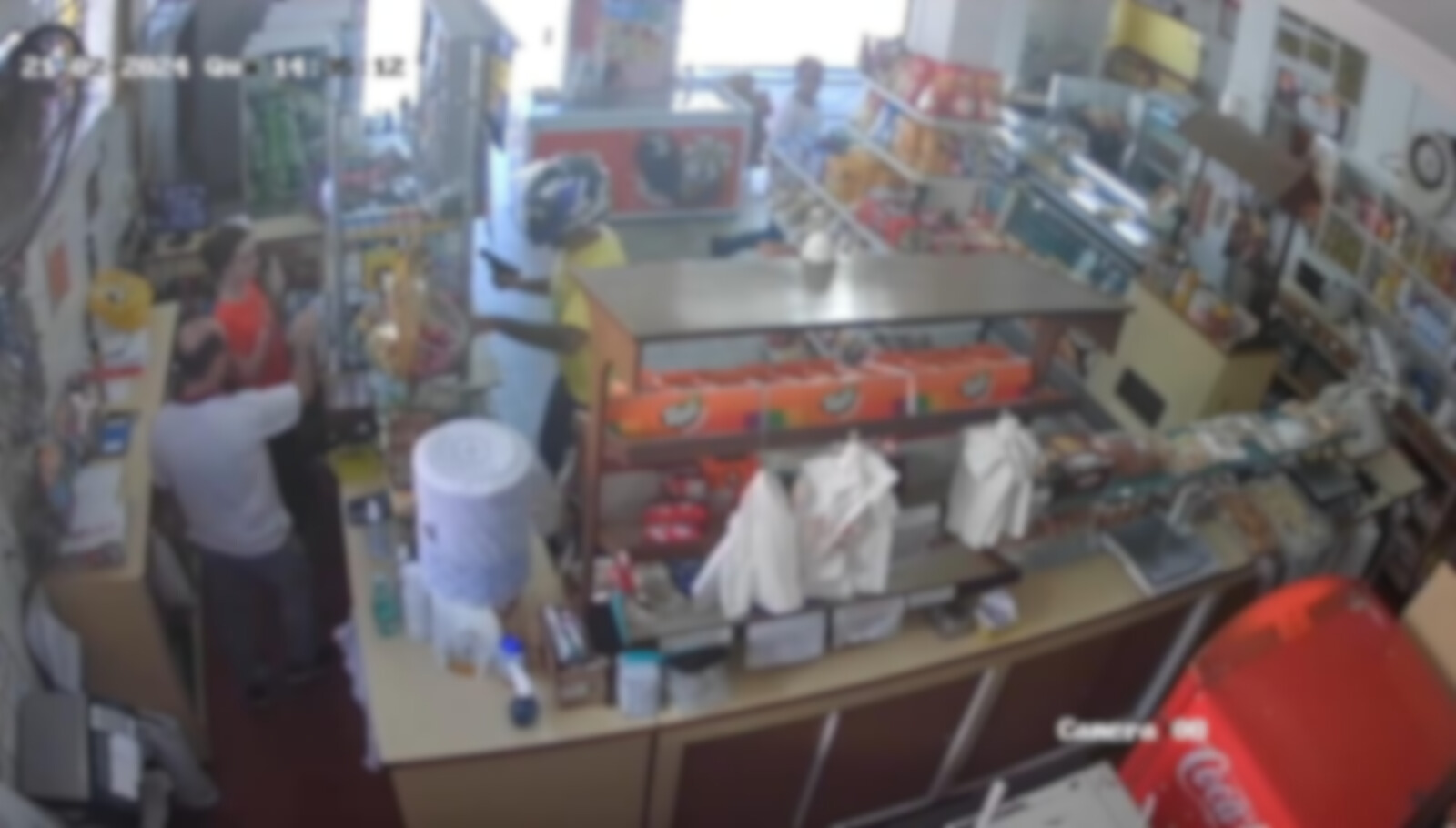 Câmera flagra dupla fugindo após roubar padaria no interior de SP Câmera flagra dupla fugindo após roubar padaria no interior de SP