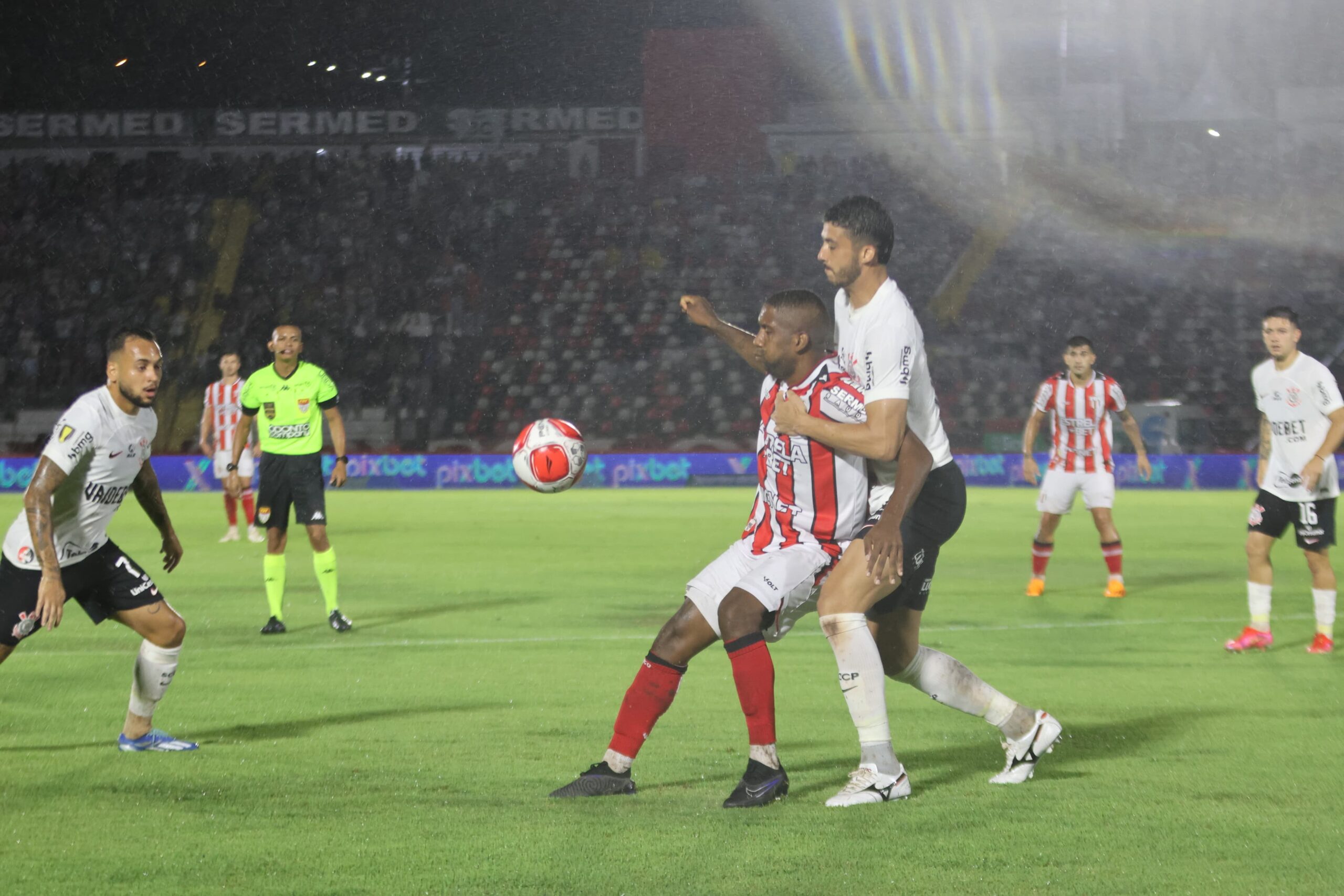 Em jogo que homenageou Sócrates, Corinthians goleia e deixa a crise na mão do Botafogo