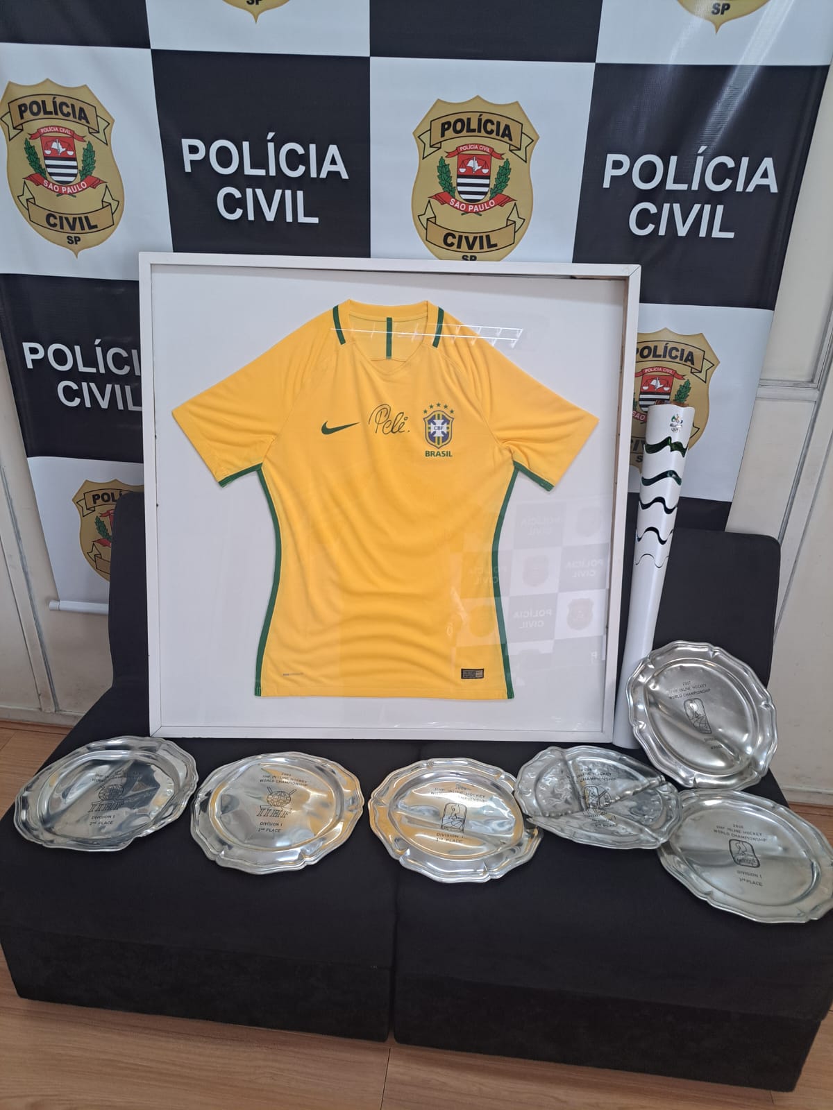 Camisa furtada autografada pelo Pelé, troféus e tocha olímpica são recuperados
