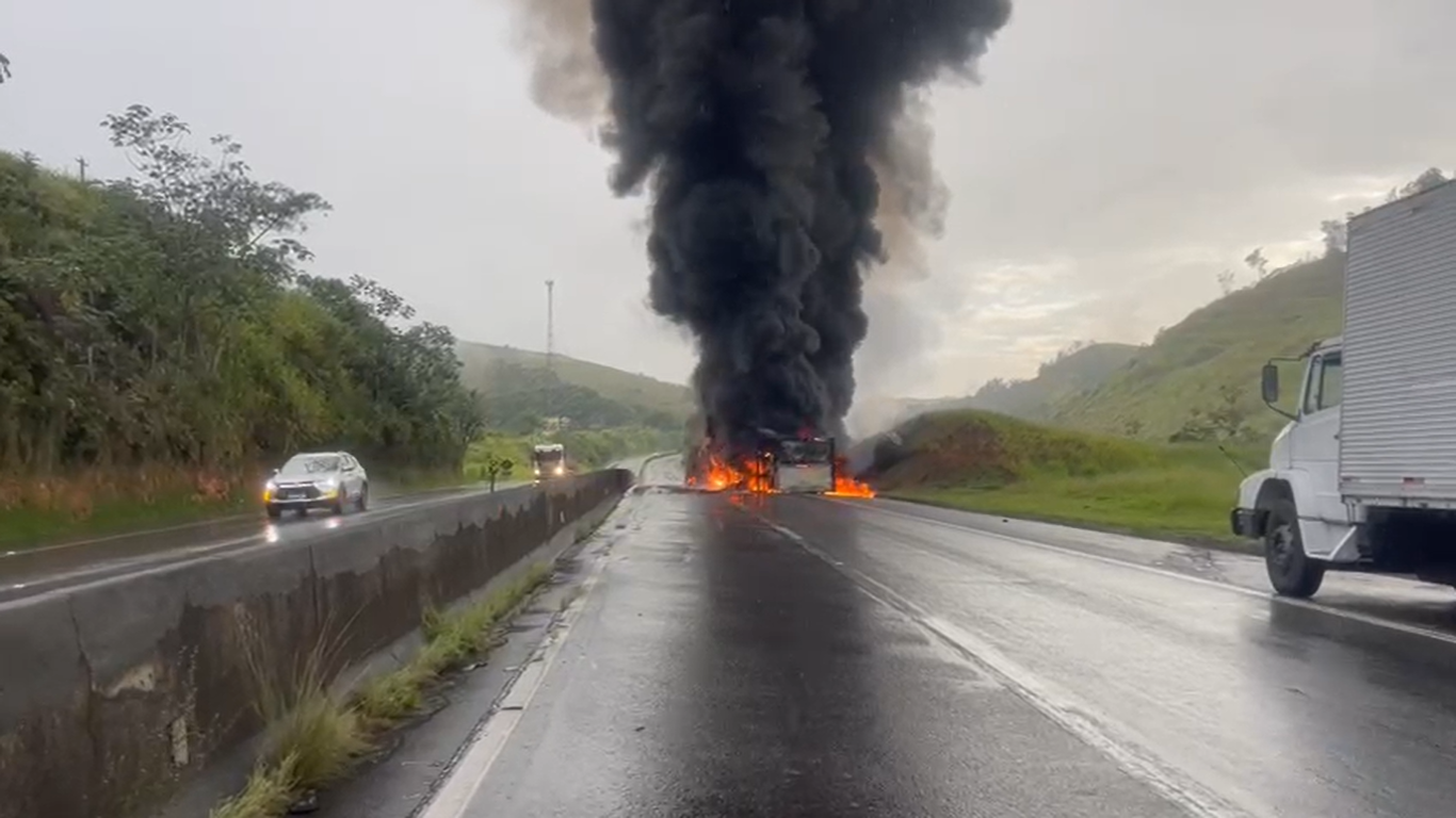carreta com enxofre pega fogo na dutra em queluz carreta com enxofre pega fogo na dutra em queluz
