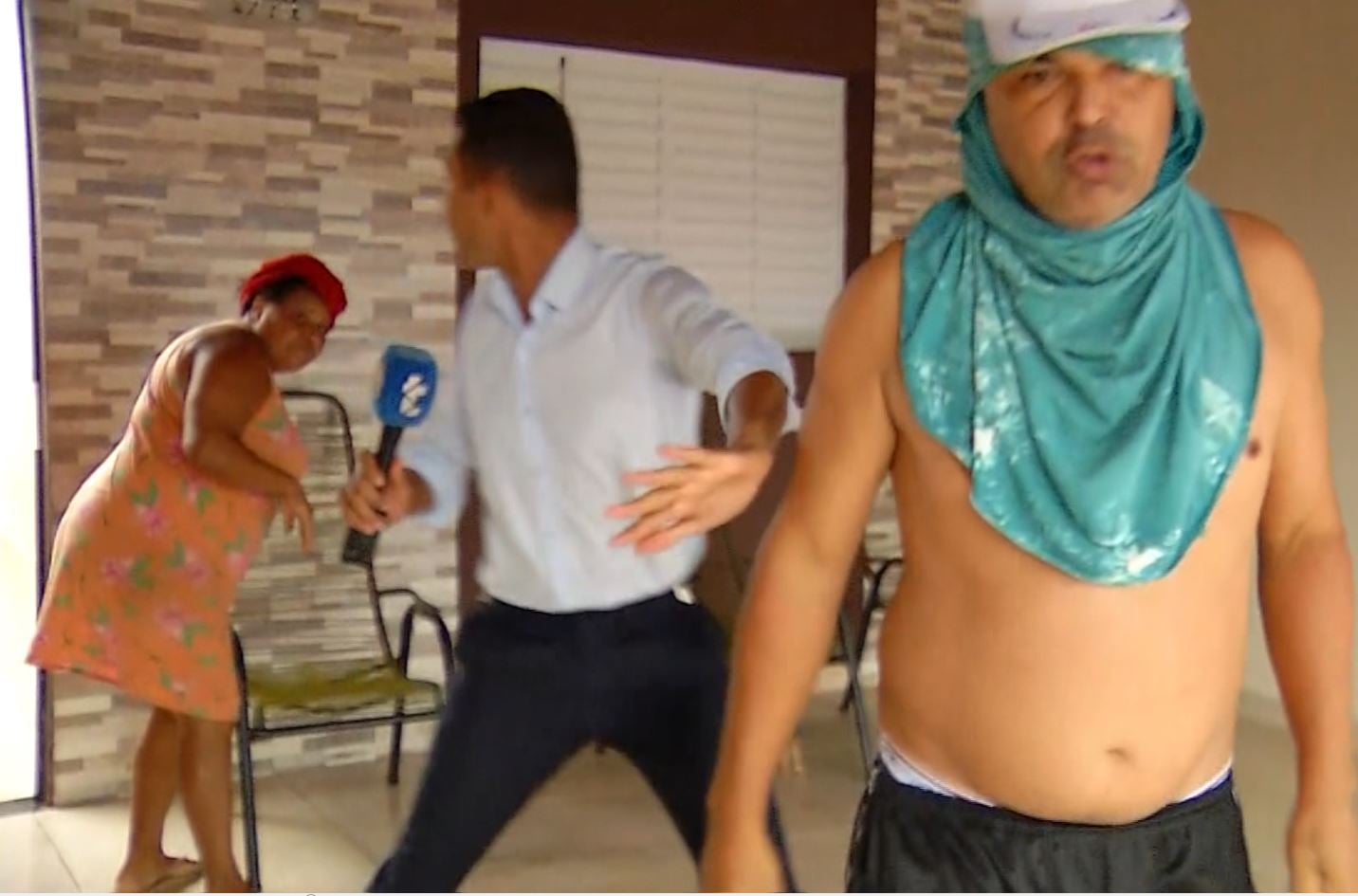 Equipe de reportagem flagra agressão no interior de SP