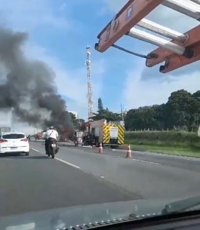 Caminhão pega fogo em acostamento da Rodovia Anhanguera no interior de SP Caminhão pega fogo em acostamento da Rodovia Anhanguera no interior de SP