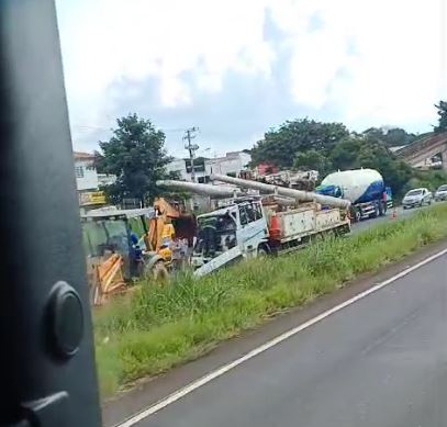 Caminhões colidem em rodovia no interior de SP Caminhões colidem em rodovia no interior de SP