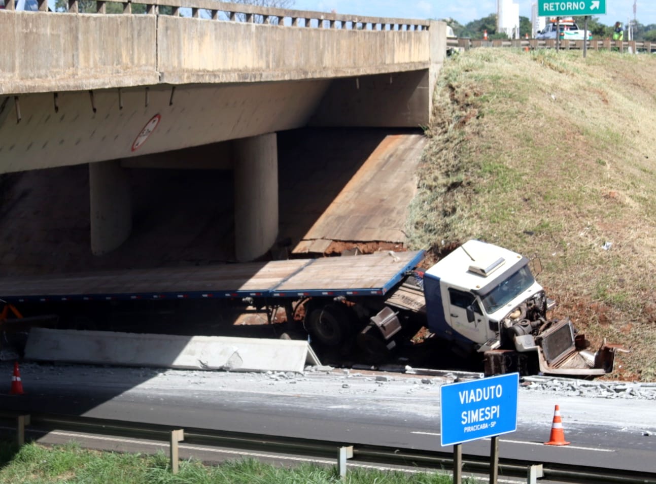 Carreta com 20 toneladas de concreto atinge viaduto em Rodovia do interior de SP O veículo bateu em uma das pilastras do viaduto da rodovia e os dois ocupantes da carreta foram socorridos.