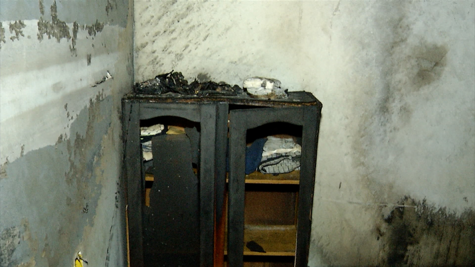 Casa pega fogo com criança de 6 anos trancada dentro do imóvel