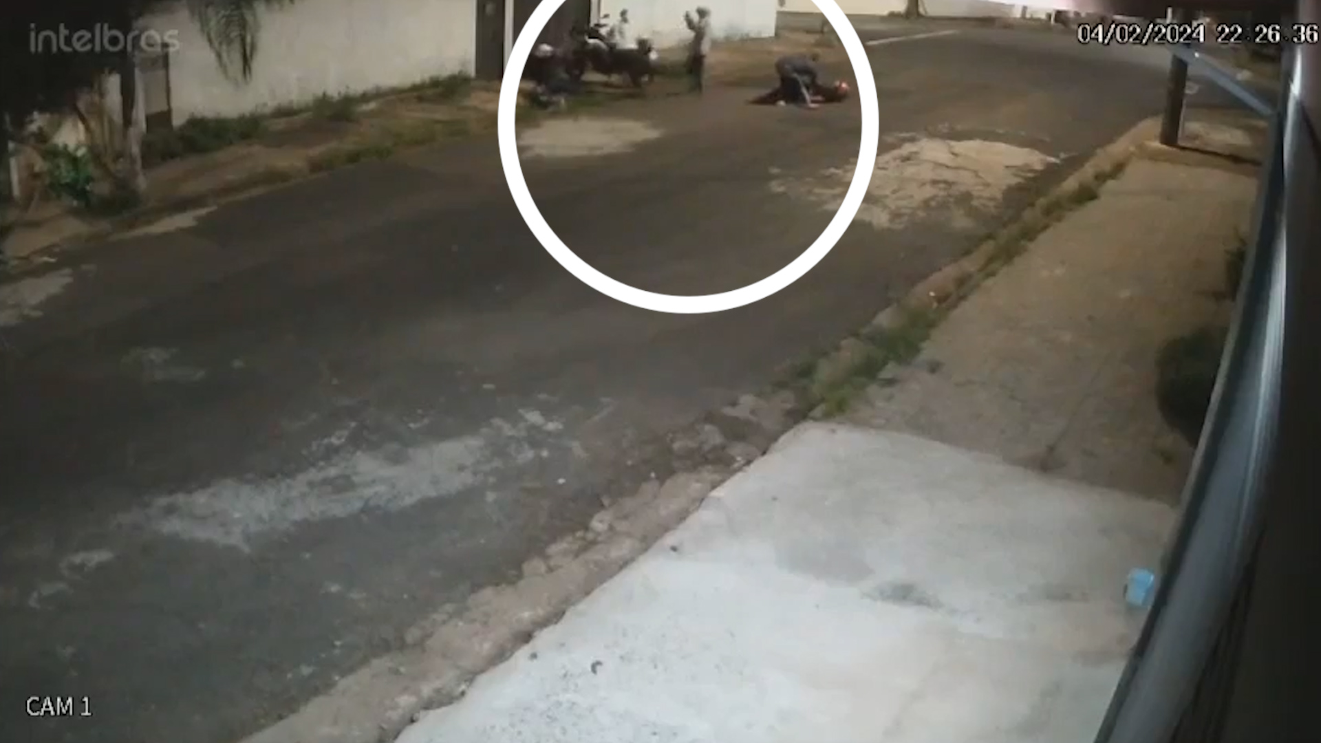 Criminosos armados levam moto avaliada em R$80 mil; assista Criminosos armados levam moto avaliada em R$80 mil; assista