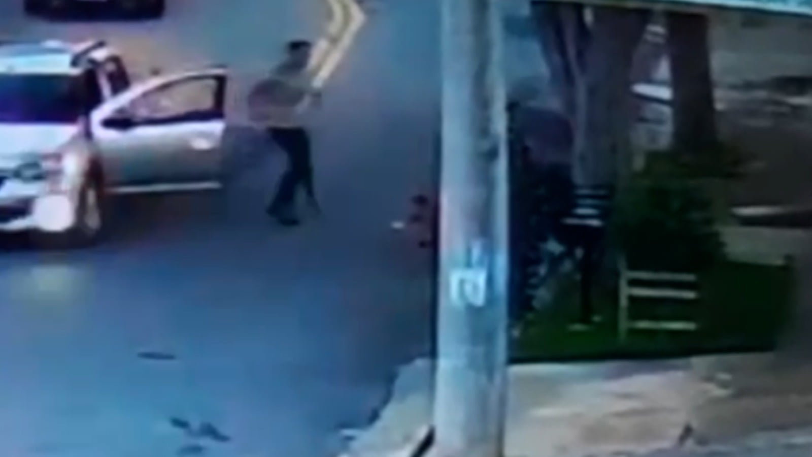 Delegado flagra violência doméstica na rua e prende suspeito; veja