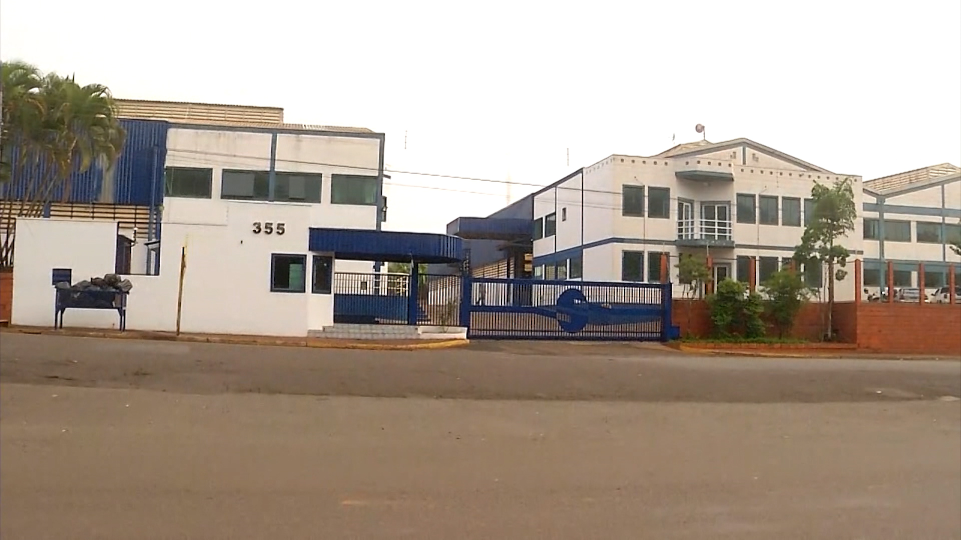 Empresa de peças automotivas é assaltada e criminosos fazem vigia refém; prejuízo de R$200 mil Empresa de peças automotivas é assaltada e criminosos fazem vigia refém; prejuízo de R$200 mil