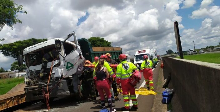 Engavetamento de quatro veículos deixa as vítimas presas nas ferragens