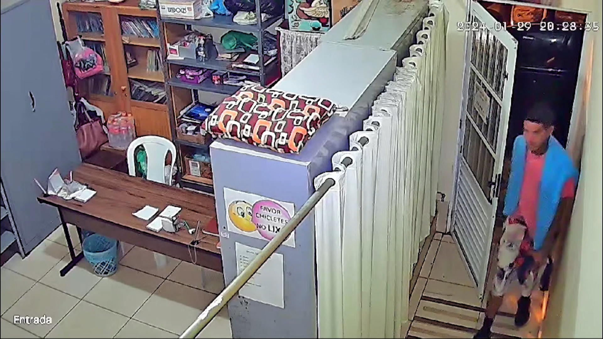 GCM prende homem por tentativa de roubo suspeito invadiu vários comércios