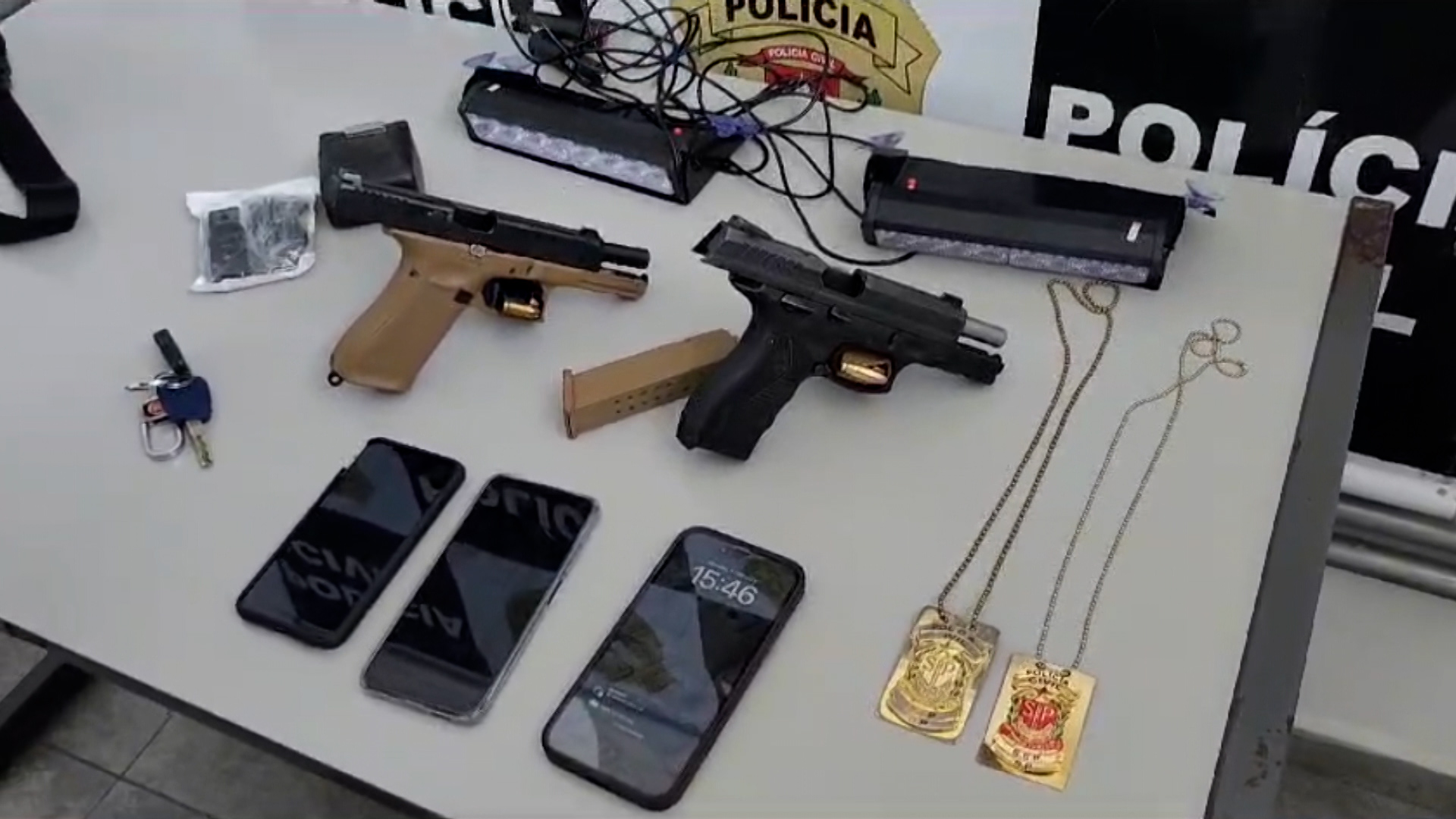 Guarda Municipal é preso por porte ilegal de arma na Fernão Dias 1 A abordagem aconteceu em um trecho da Rodovia Fernão Dias, em Atibaia. O agente está afastado das atividades desde 2014.