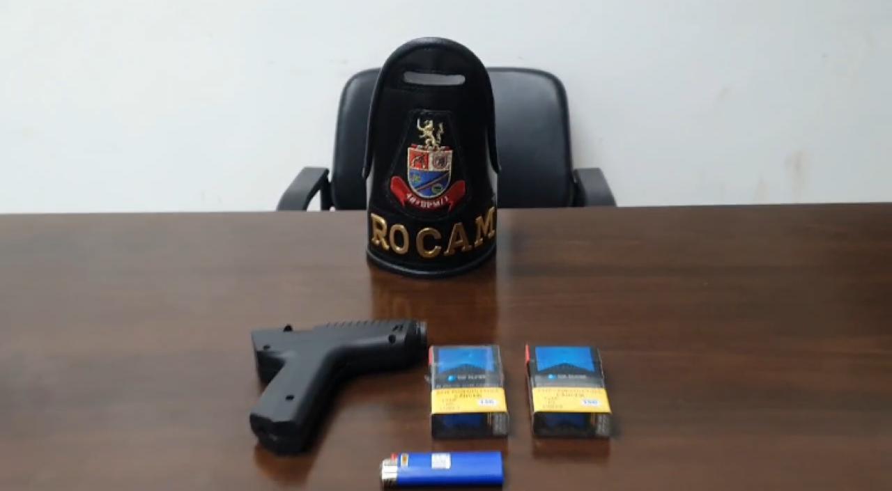 Homem é preso após assaltar loja de conveniência com pistola de cola quente Homem é preso após assaltar loja de conveniência com pistola de cola quente