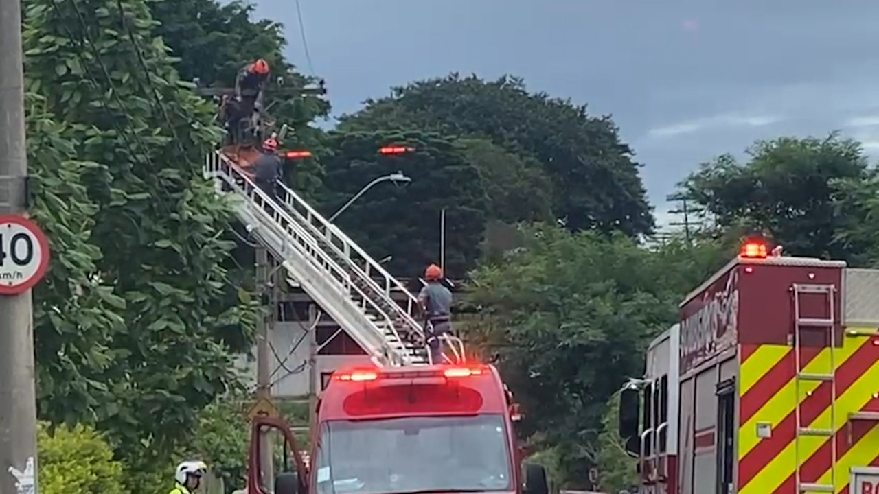 Homem morre eletrocutado ao tentar furtar fios de poste de energia