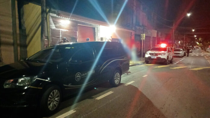 Vítima estava com um bebê de 4 meses no colo quando foi atingido por disparos. Vítima estava com um bebê de 4 meses no colo quando foi atingida por disparos.