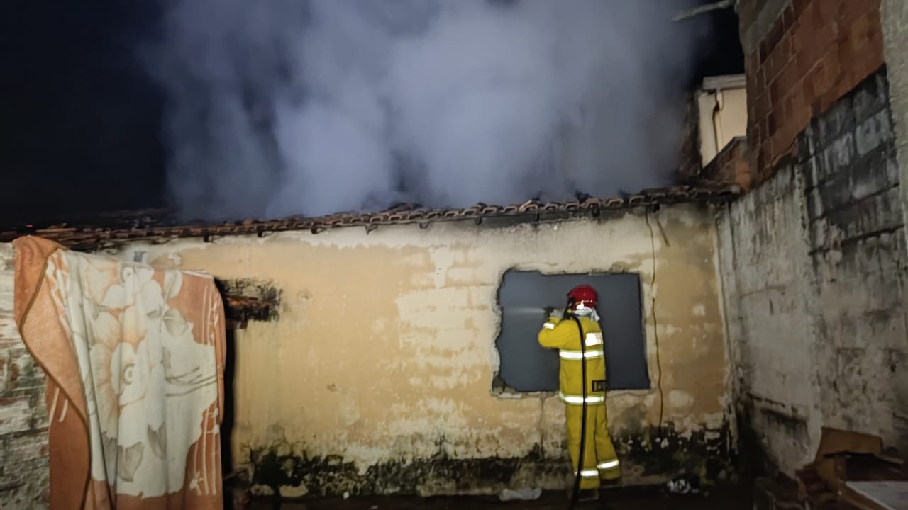 Incêndio destrói residência abandonada em Mogi Mirim