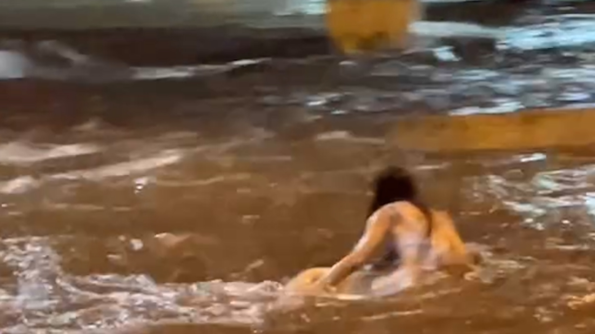 Jovem é arrastada pela enxurrada no interior de SP; veja