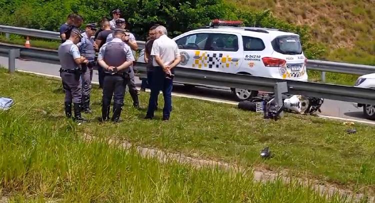 Motociclista perde controle e morre ao colidir com guard rail na Rodovia Dom Pedro I