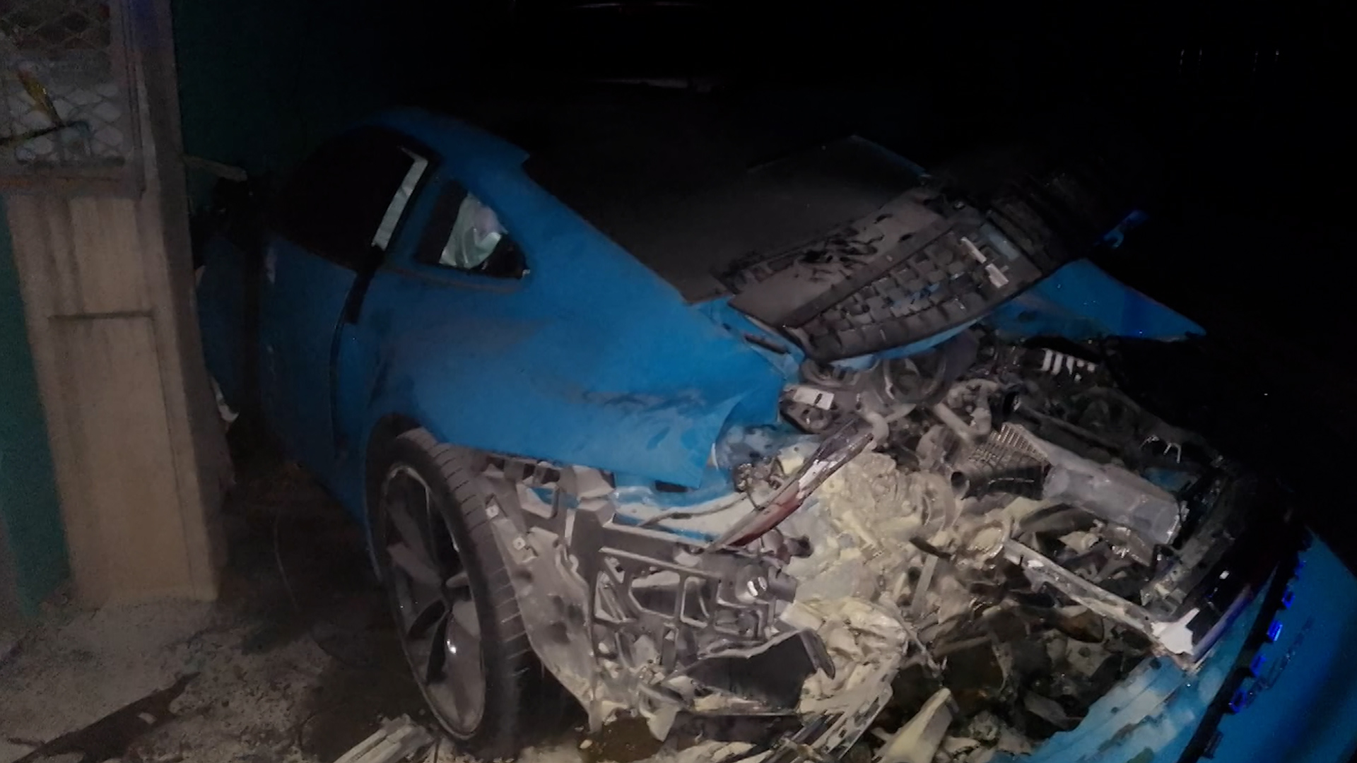 Motorista em carro de luxo bate em dois postes; veículo ficou completamente destruído