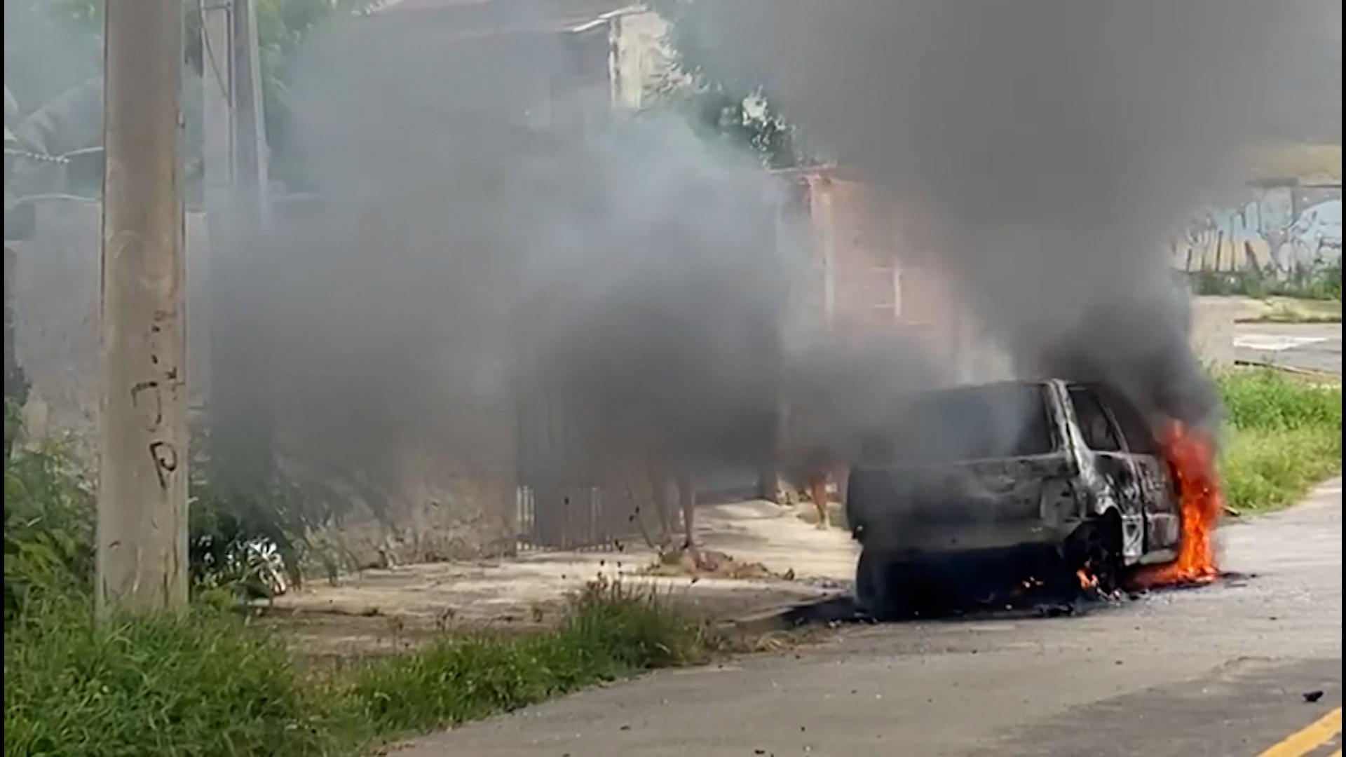 Mulher ateia fogo no carro do inquilino; motivo seriam contas não pagas