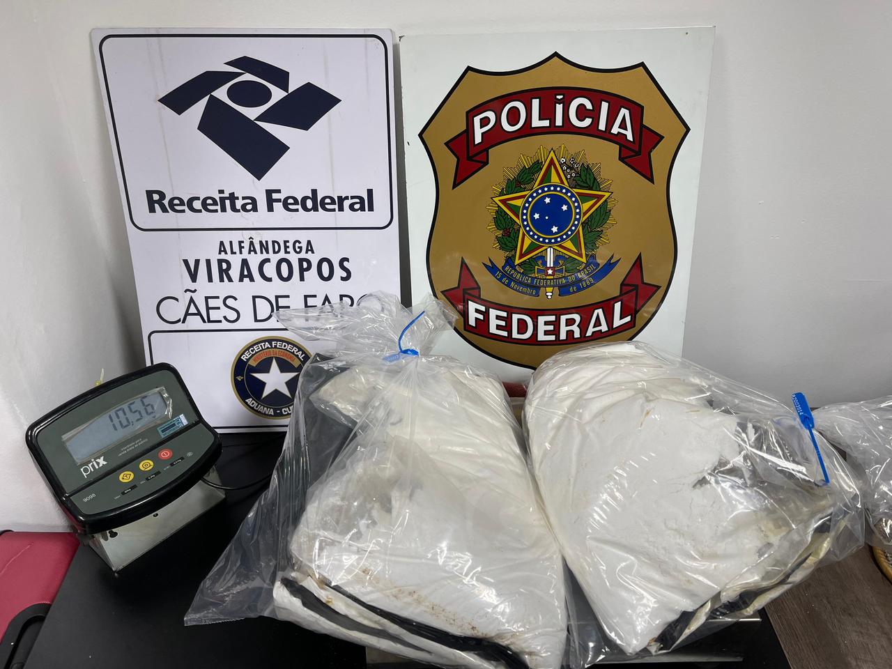 Policia Federal prende 2 passageiros com 10,5kg de cocaína tentando embarcar para França