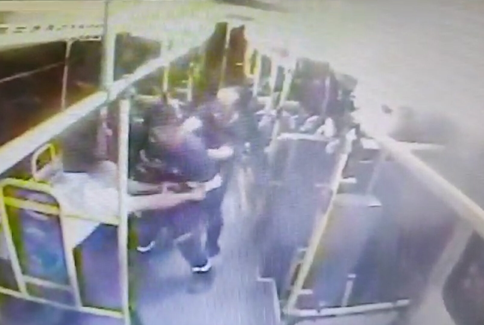 Polícia prende homem que tentou matar motorista de ônibus esfaqueado; veja