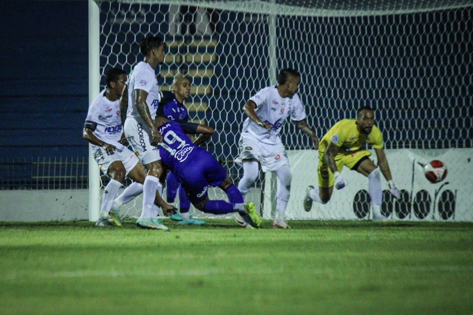 Diante do líder, Comercial perde de goleada e estaciona na lanterna