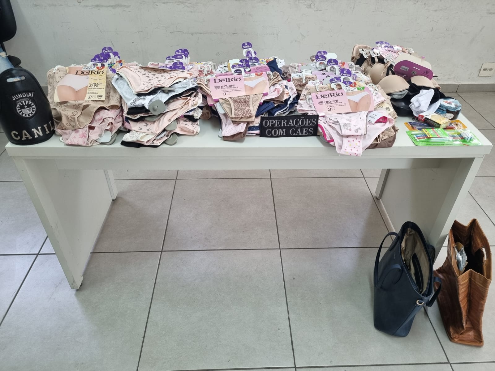 Trio é preso por furto de lingeries em loja de shopping