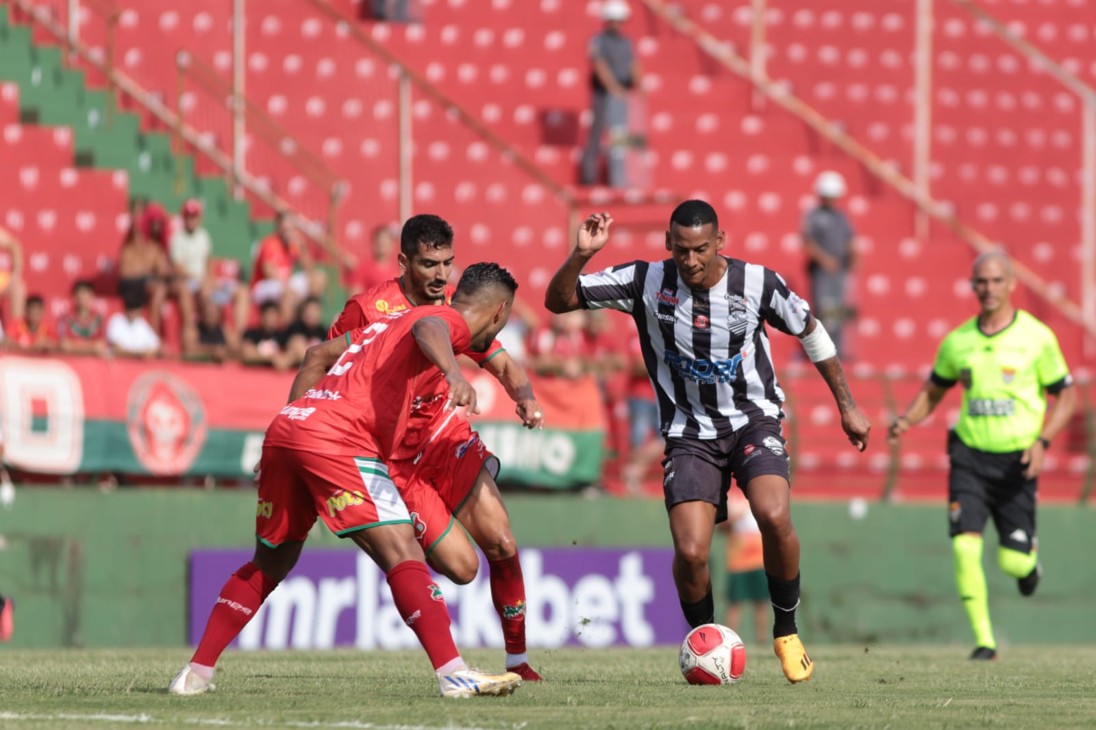 Comercial perde mais uma e flerta com rebaixamento