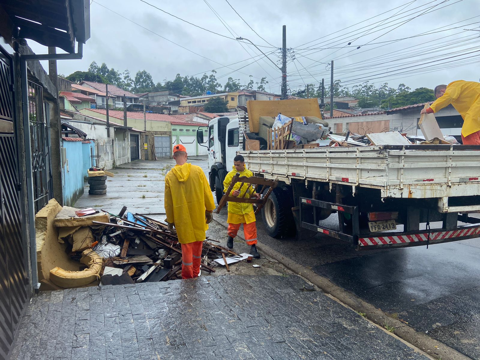 Operação Cata-Treco evita acúmulo de lixo nas ruas de Jacareí Operação Cata-Treco evita acúmulo de lixo nas ruas de Jacareí