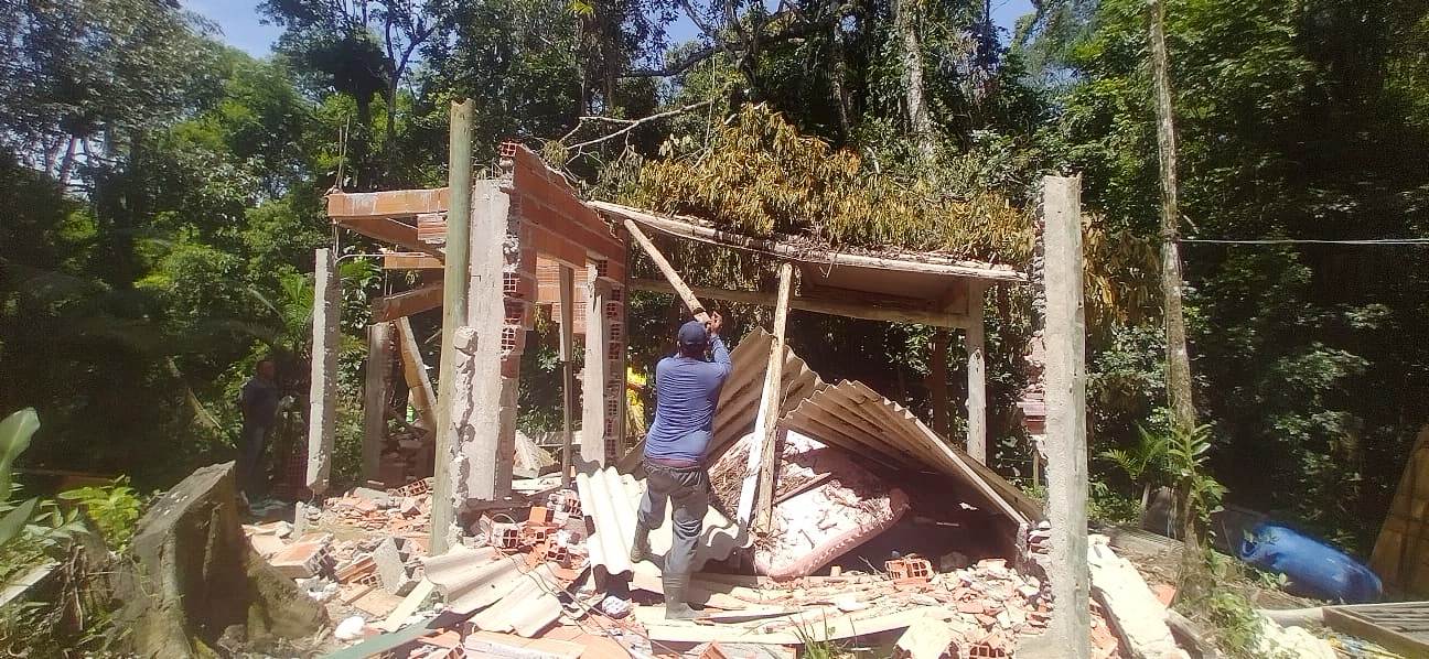 Construção em área de preservação é demolida no Litoral Norte de SP Construção em área de preservação é demolida no Litoral Norte de SP