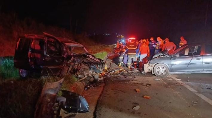 Colisão frontal deixa motorista em estado grave na SP-353 Colisão frontal deixa motorista em estado grave na SP-353